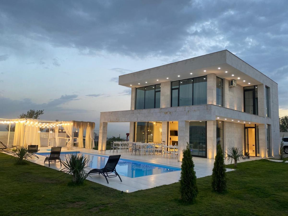 White House Yerevan Bagian luar foto